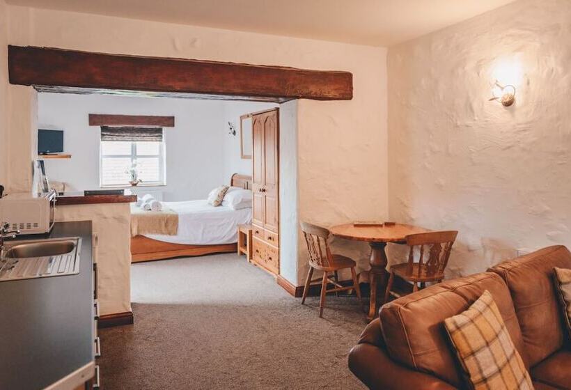 جناح كلاسيكي, Home Farm & Lodge