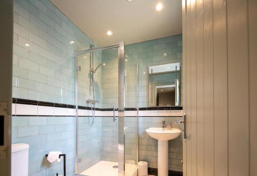 غرفة قياسية, The Cowdray Arms