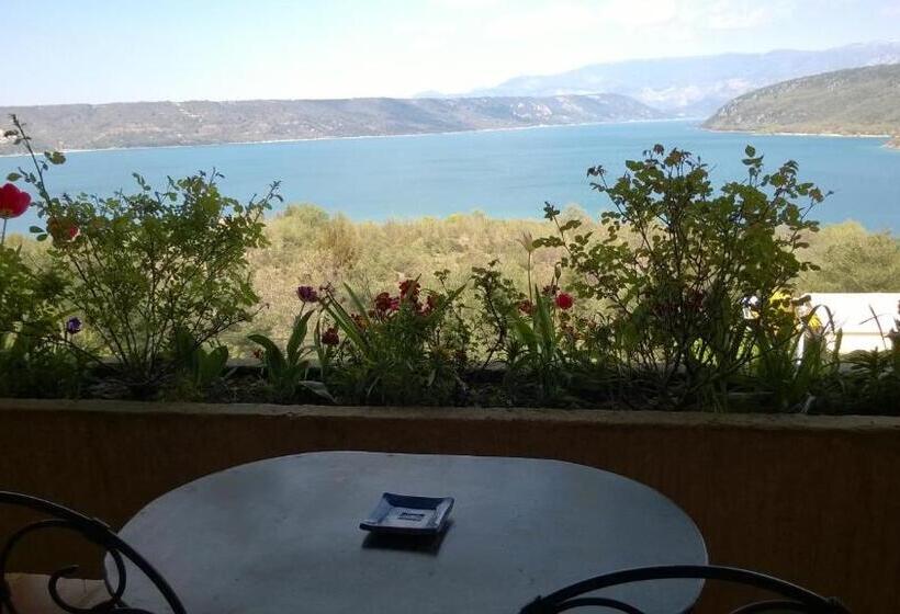 חדר סטנדרט לשלושה עם מרפסת, Les Cavalets