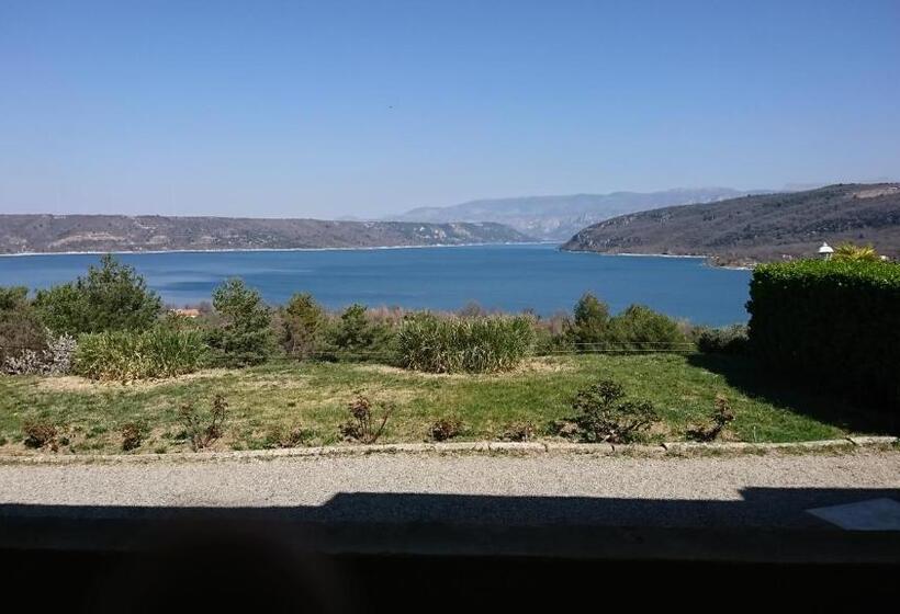 חדר משפחתי, Les Cavalets