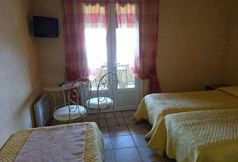 חדר סטנדרט לשלושה עם מרפסת, Les Cavalets