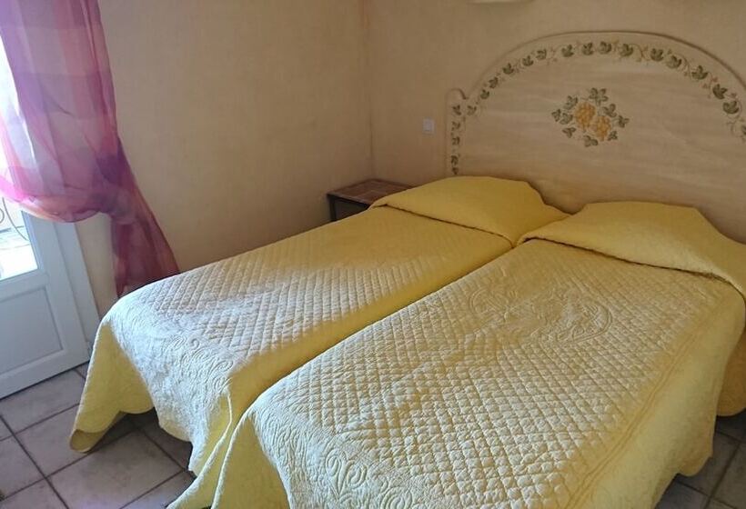Трехместный Номер Стандарт с Балконом, Les Cavalets