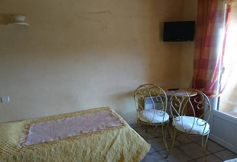 חדר סטנדרט לשלושה עם מרפסת, Les Cavalets