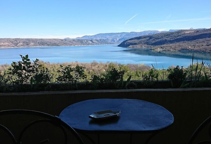 חדר סטנדרט לשלושה עם מרפסת, Les Cavalets