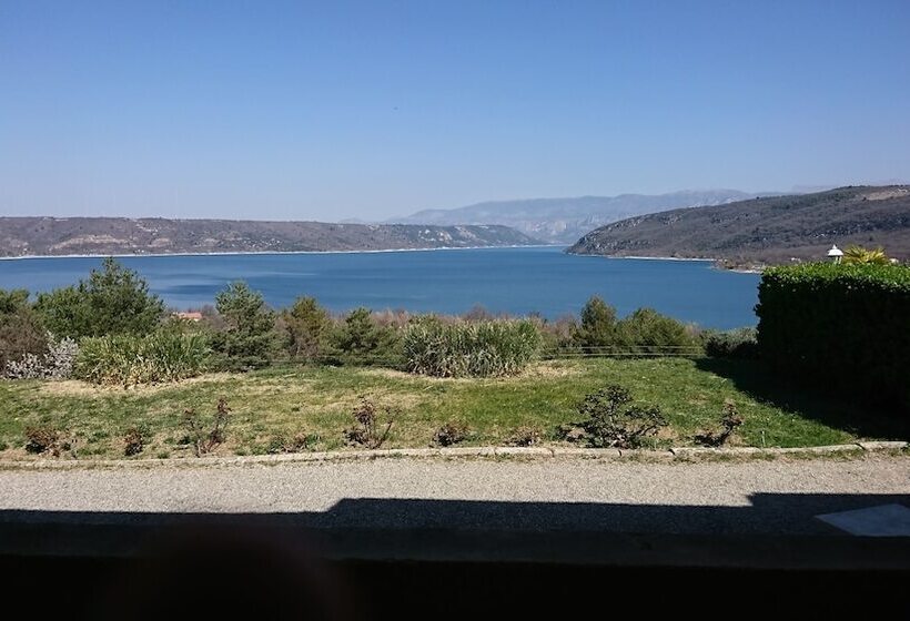 חדר משפחתי, Les Cavalets