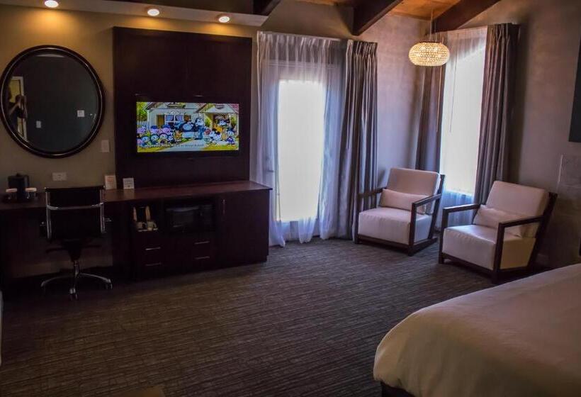 Номер Deluxe с Балконом, Munras Inn
