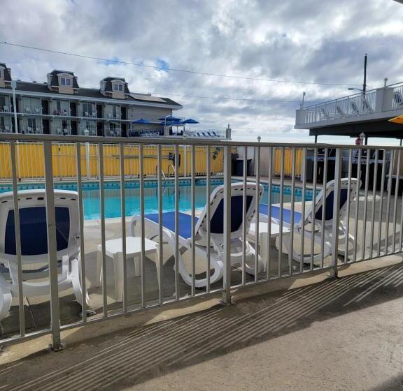 2 Bedroom Apartment Pool View, Nassau Inn