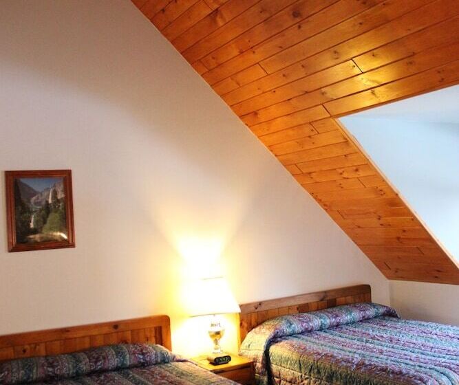 غرفة ديلوكس سرير ملكى, Nootka Lodge