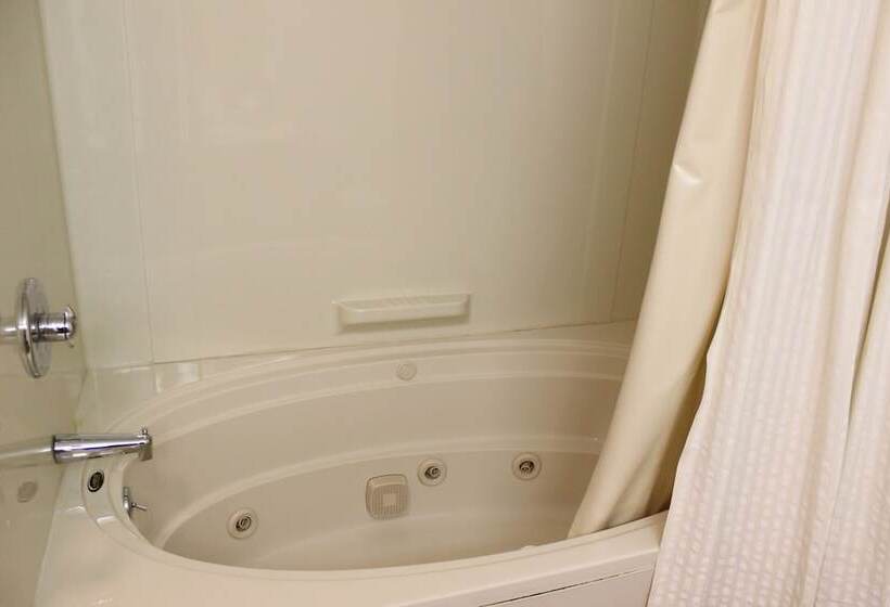 غرفة عائلية, Nootka Lodge