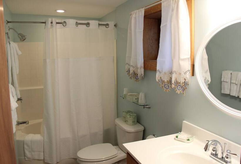 غرفة عائلية, Nootka Lodge