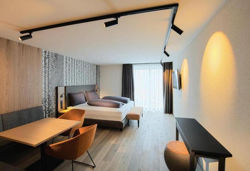 اتاق خانوادگی, Nagalu