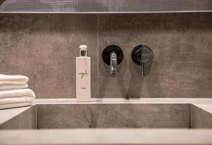 اتاق خانوادگی, Nagalu