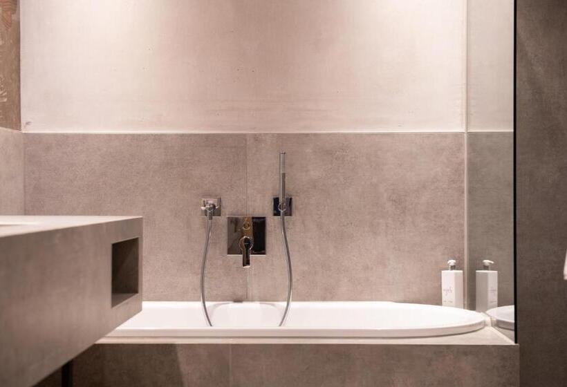 اتاق خانوادگی با چشمانداز کوه, Nagalu