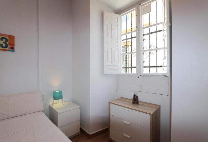 اتاق استاندارد با بالکن, Sweet Sevilla Hostel
