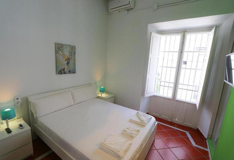 اتاق استاندارد با بالکن, Sweet Sevilla Hostel