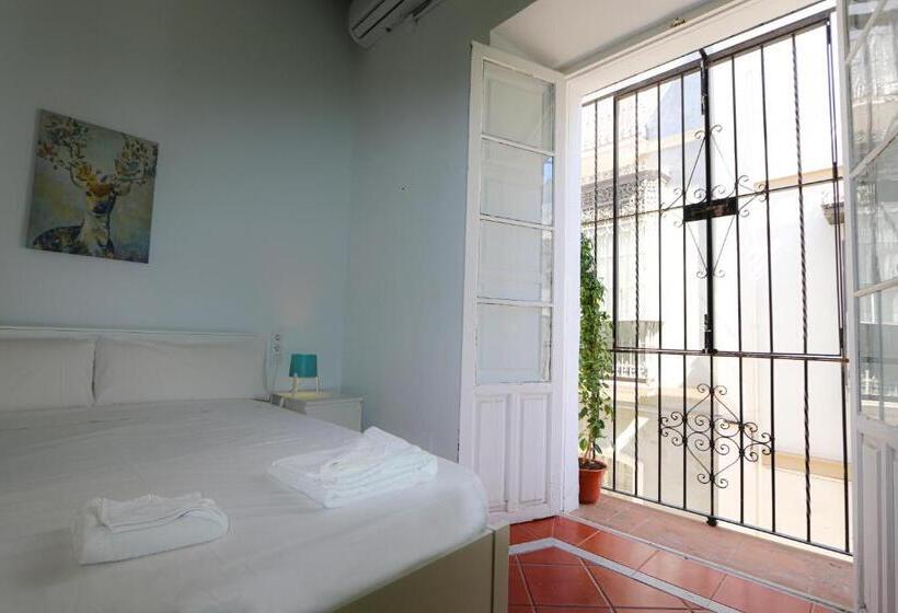 اتاق استاندارد با بالکن, Sweet Sevilla Hostel