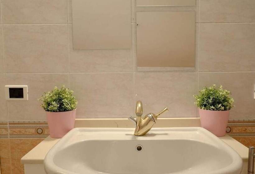 غرفة قياسية ثلاثية حمام مشترك, B&b Villa Lidia