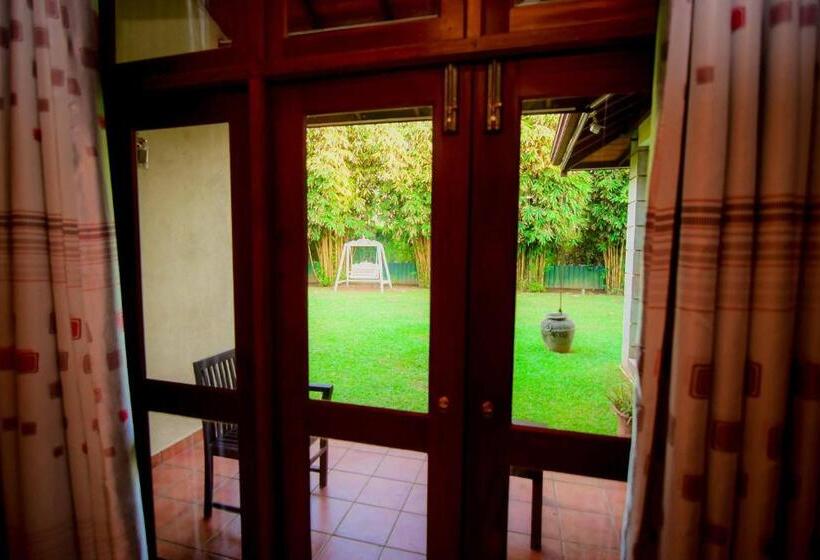 Семейный Номер, Airport Villa