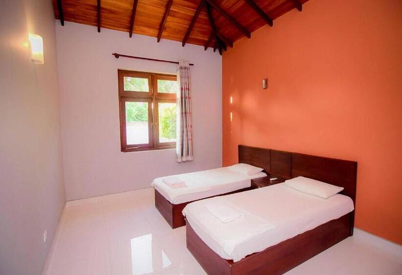 Семейный Номер, Airport Villa