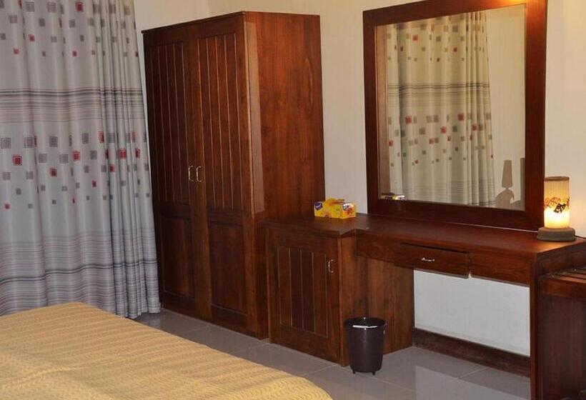 Семейный Номер, Airport Villa