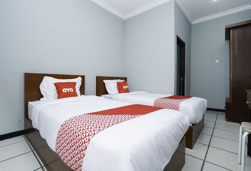 Номер Стандарт, Reddoorz Plus Syariah At Lotus Hotel Bojonegoro
