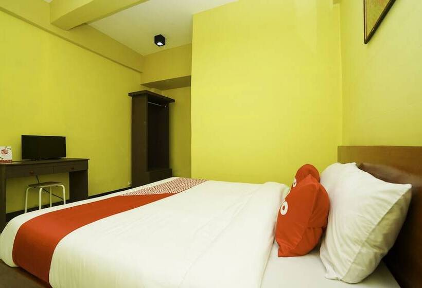 Номер Deluxe, Reddoorz Plus Syariah At Lotus Hotel Bojonegoro