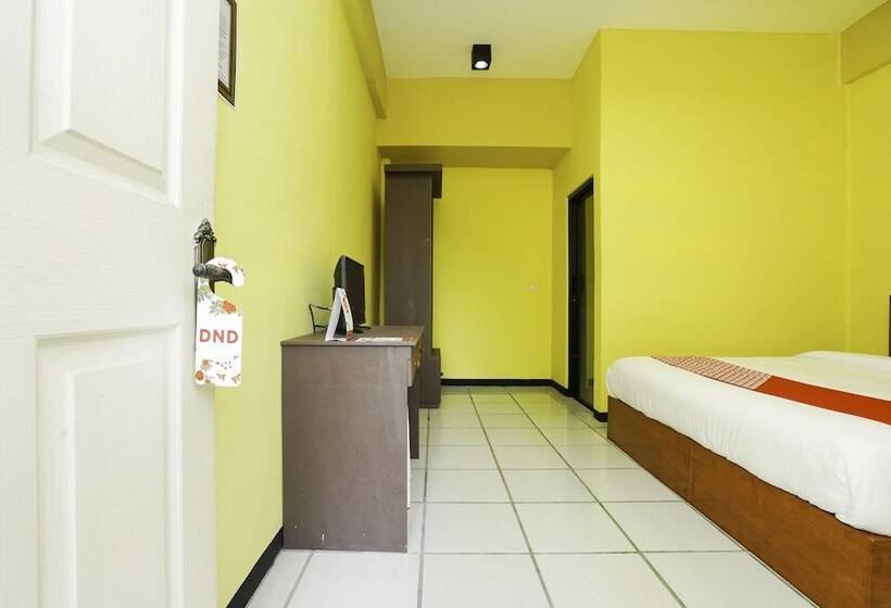 Delüks Oda, Reddoorz Plus Syariah At Lotus Hotel Bojonegoro