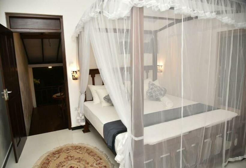 豪华海景房带阳台, Wagon Wheel Inn   Hostel