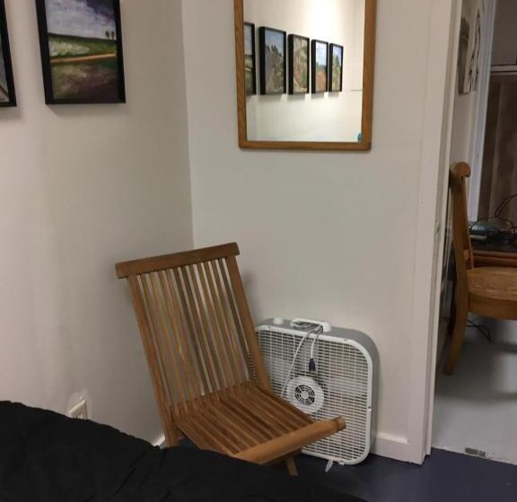 标准单人间, Art Gallery Hostel