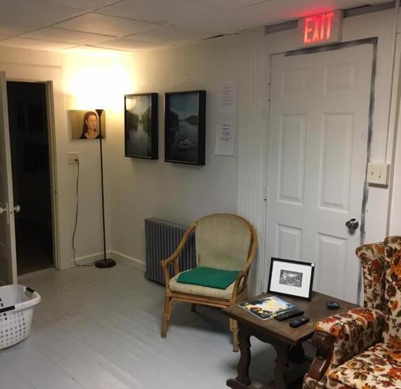 标准单人间, Art Gallery Hostel