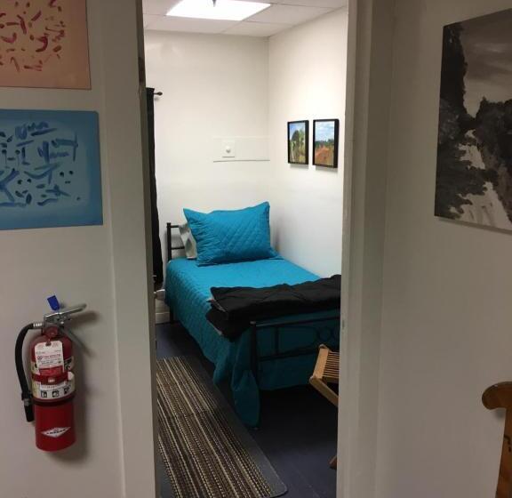 标准单人间, Art Gallery Hostel