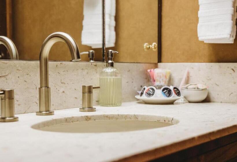 إستوديو ديلوكس, Phillips