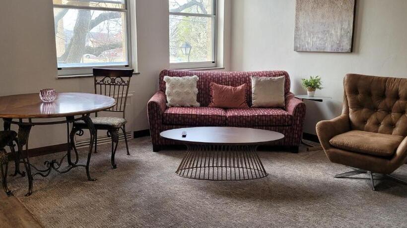 شقة غرفة واحدة, Phillips