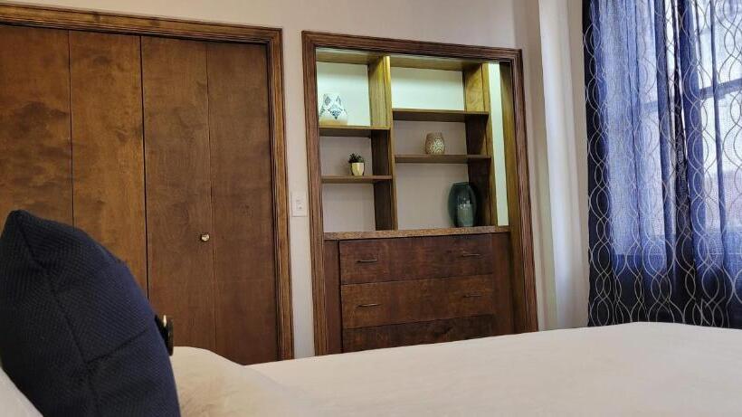 شقة غرفة واحدة, Phillips