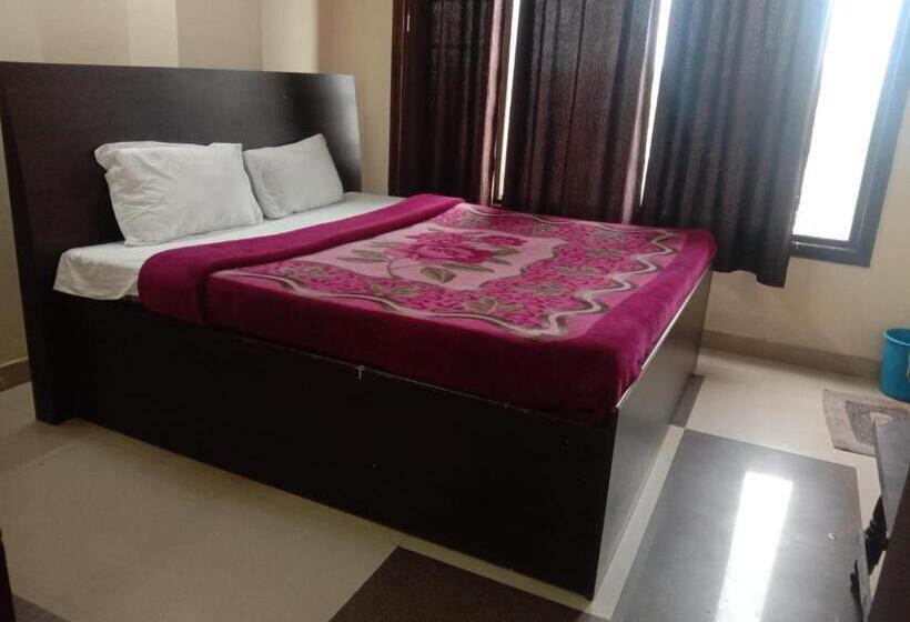 Quarto Deluxe, Shree Hari Castle