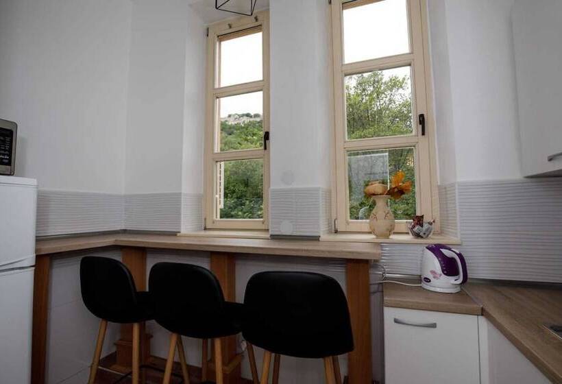 غرفة عائلية, Prenoćište Kastel