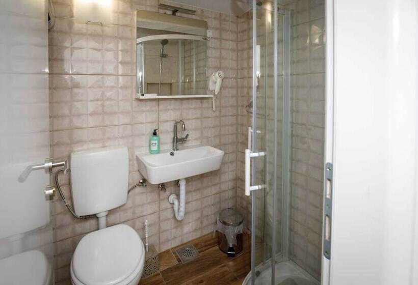 غرفة عائلية, Prenoćište Kastel