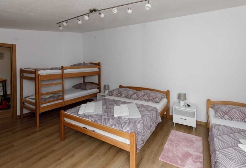 غرفة عائلية, Prenoćište Kastel