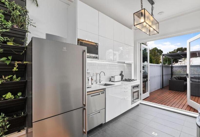 חדר דלוקס, Work Sleep Live Melbourne