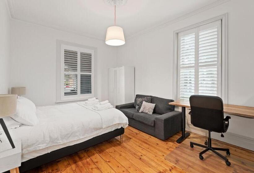 חדר דחוקס עם מיטת קינג, Work Sleep Live Melbourne