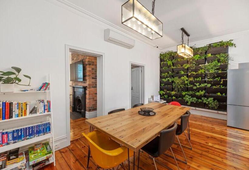 חדר דחוקס עם מיטת קינג, Work Sleep Live Melbourne