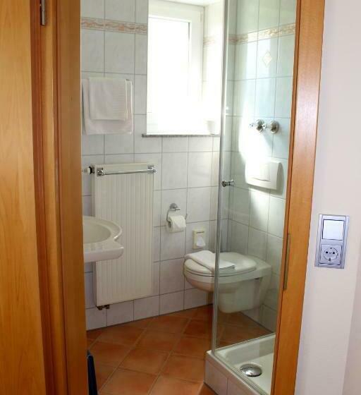 标准间, Heike Garni