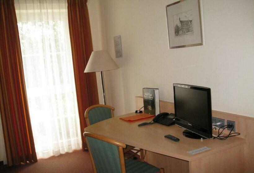 四人标准间, Heike Garni