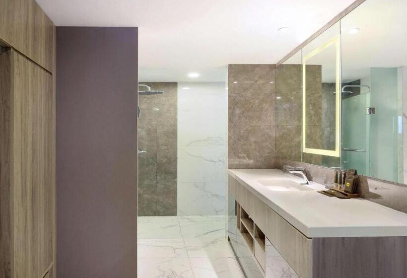 اتاق اجرایی با تخت بزرگ, Novotel Suites Yogyakarta Malioboro