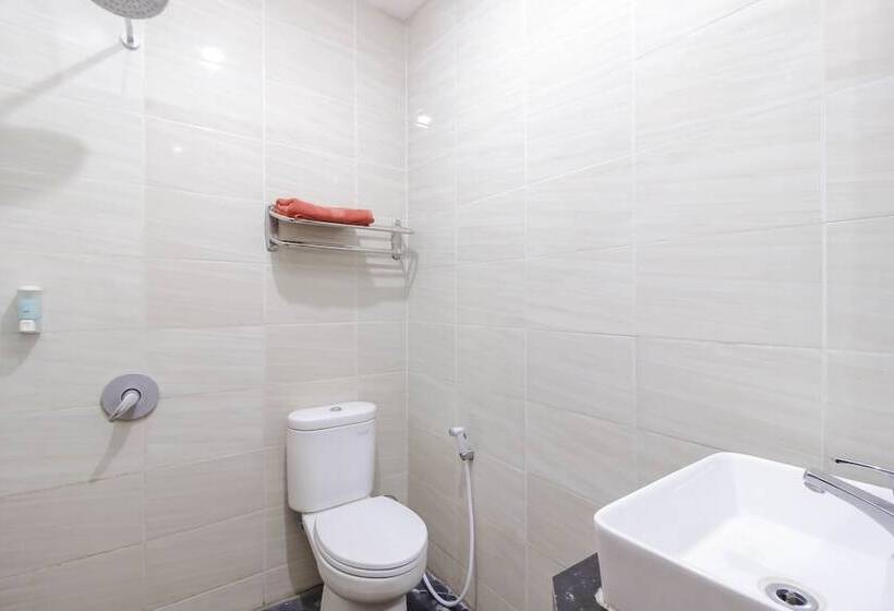 Номер Deluxe, Reddoorz At La Mega Near Pasar Pagi Cirebon