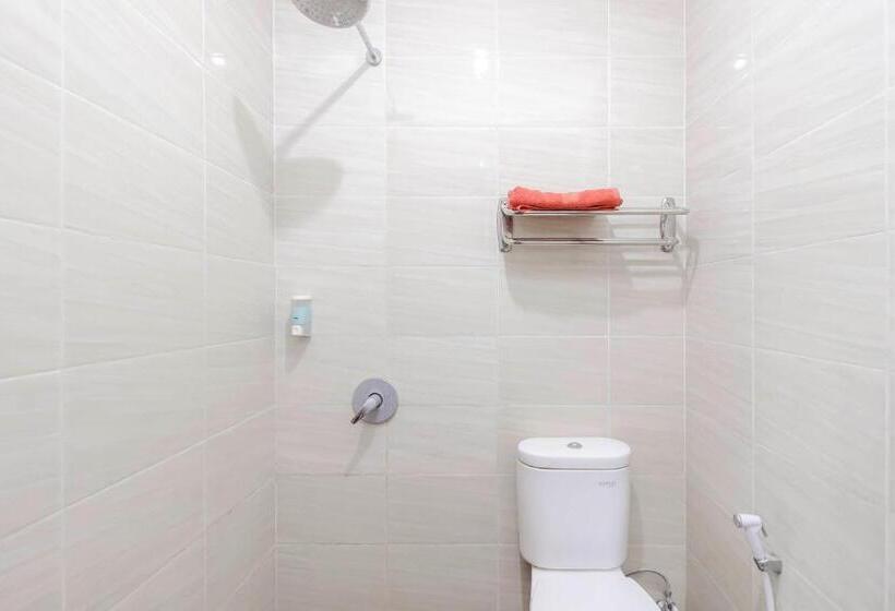 Номер Deluxe, Reddoorz At La Mega Near Pasar Pagi Cirebon