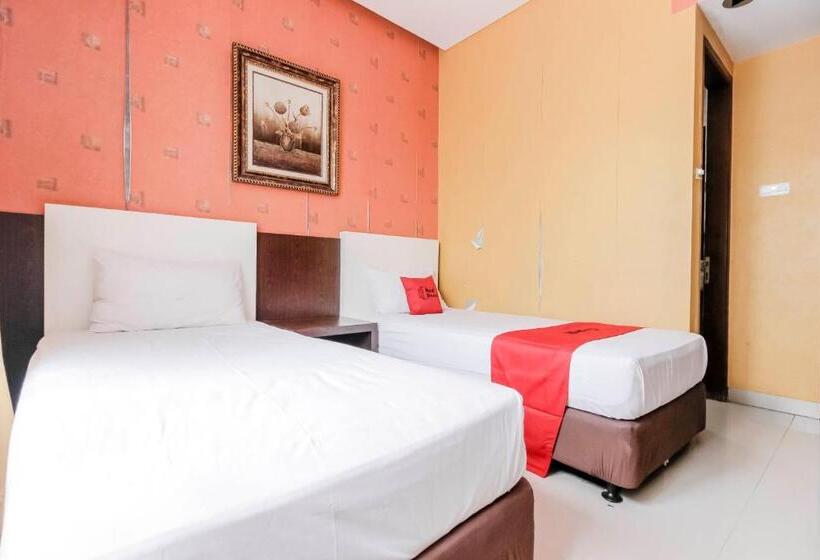 Номер Deluxe, Reddoorz At La Mega Near Pasar Pagi Cirebon