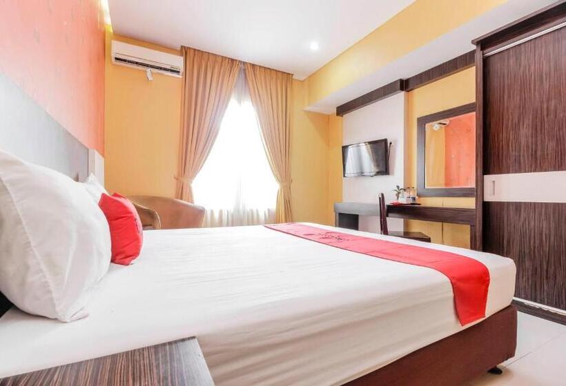 Номер Deluxe, Reddoorz At La Mega Near Pasar Pagi Cirebon