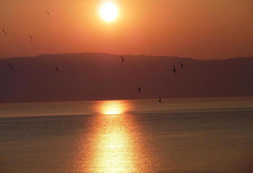 غرفة قياسية ثلاثية, Perama