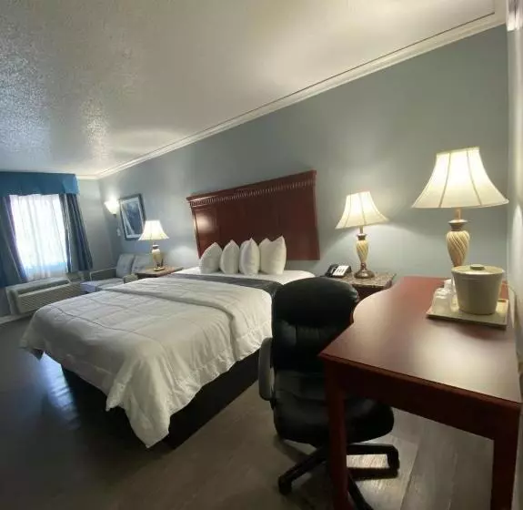 キングサイズベッドのスタンダードルーム, Quarters Inn & Suites